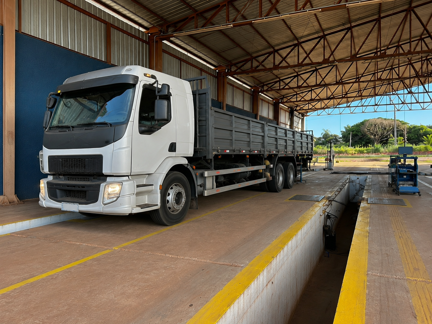 Caminhão de carga estacionado em pátio de inspeção veicular aguardando regularização de modificação